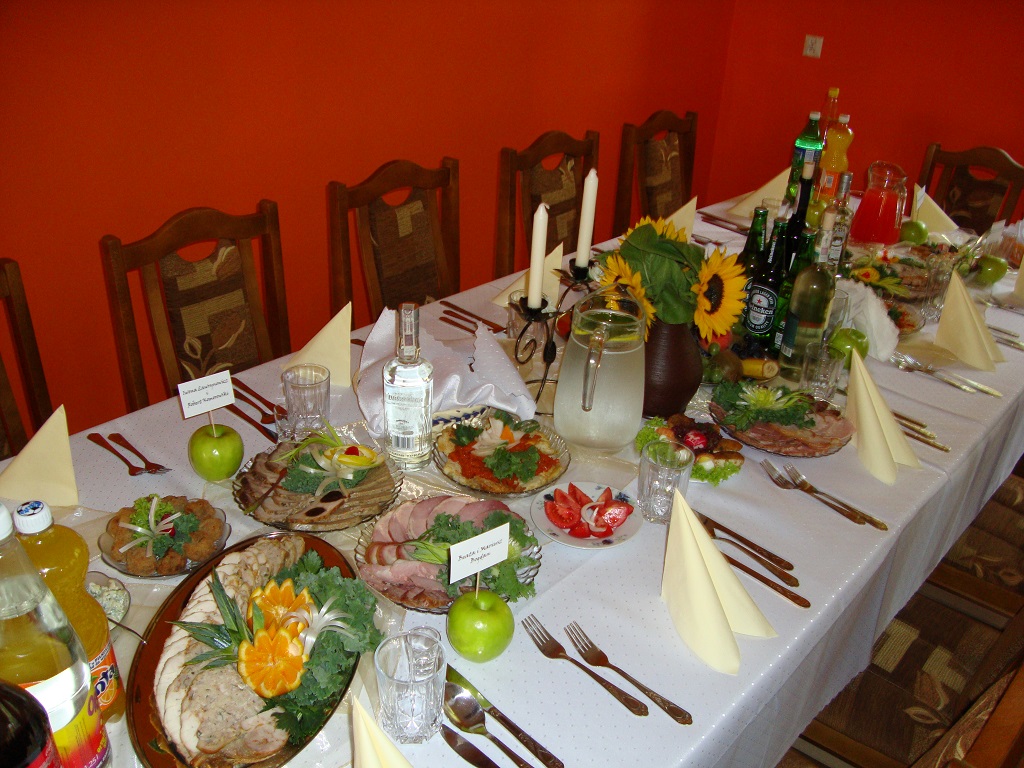 nakryty stół z zastawionym jedzeniem